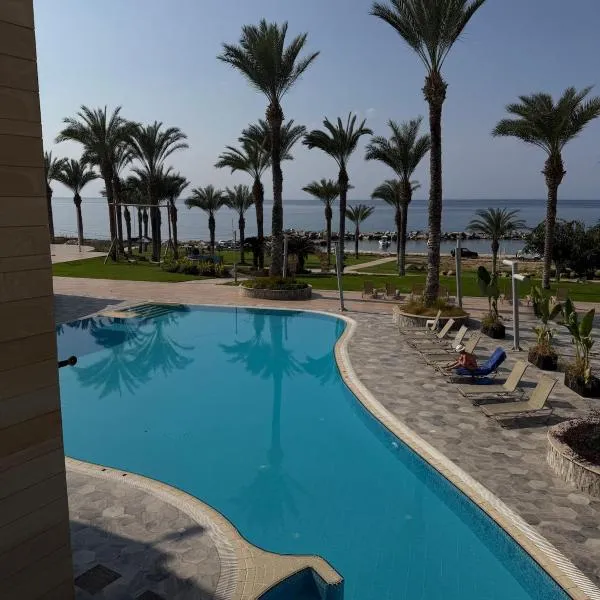 Casa Milla Apartment mit großer Terrasse Meerblick direkt am Meer, hotel i Chlorakas