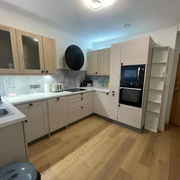 Great Value Rooms Close to Station Private Bathroom Available, Hotel in Pontypridd