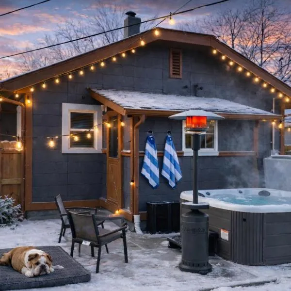 SoBro Retreat- Hot Tub, Dog Friendly, Walk to Monon Trail, hotel v mestu Indianapolis