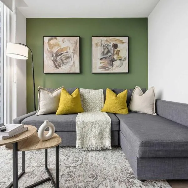 Heart of the City 1BR Condo Walk Everywhere, khách sạn ở Toronto