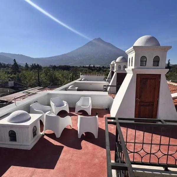 Villa San Lazaro, Alojamiento entero, para 8 personas en Antigua con amplio parqueo y terraza con vistas al volcan, khách sạn ở Antigua Guatemala