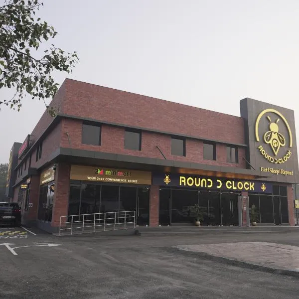 Round D Clock, IGI Airport, Hotel in Neu-Delhi