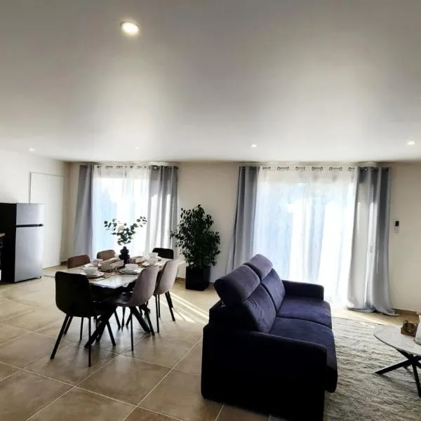 La maison des Vignes est climatisée avec ménage, draps et serviettes inclus, hotel em Tabanac