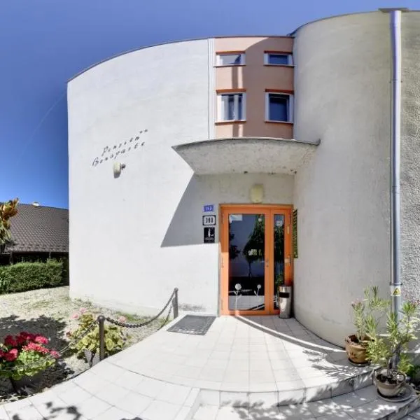 Penzión Bonaparte-Korzika Thermalpark inclusiv: Patince şehrinde bir otel