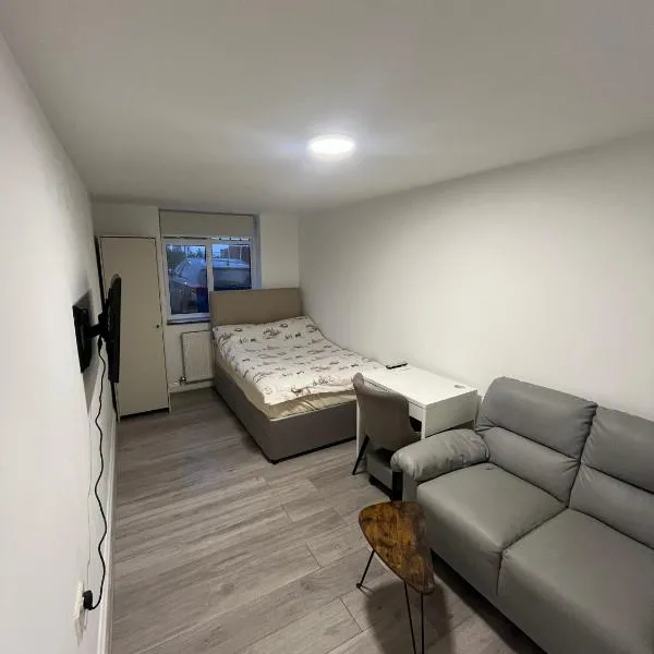 Private Studio by Wembley, hotel di Preston