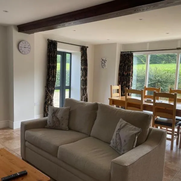 Cumberwell Cottages-Dash Corner, hotel u gradu South Wraxall