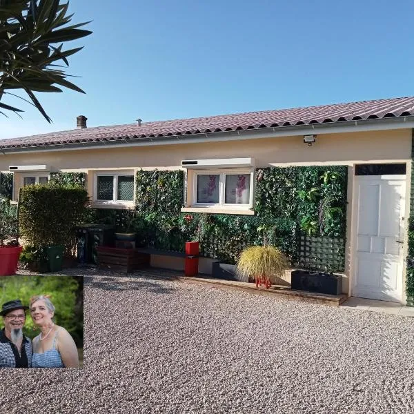 une pause quelque part au jardin des érables et des niwakis โรงแรมในSaint-Médard-de-Guizières