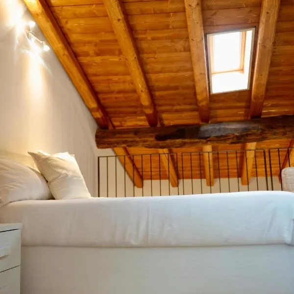 Piazza del Lago Suites - Menaggio，梅納焦的飯店