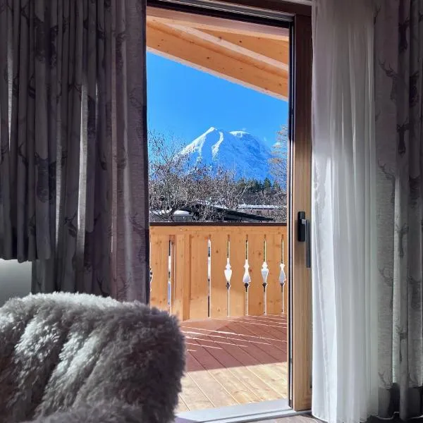 Chalet Hirschegg - modernes Dorfchalet mit Panorama, ξενοδοχείο σε Leutasch