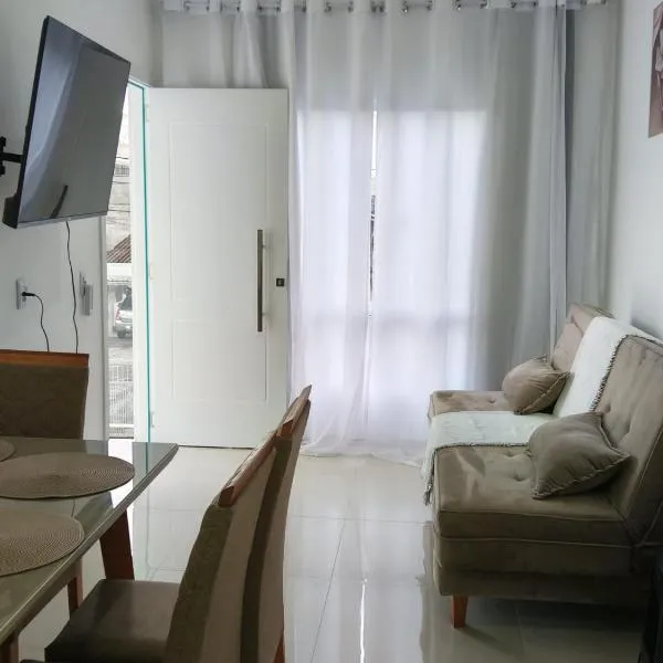 Apto Moderno a 700 metros da praia com varanda, hotel in Navegantes