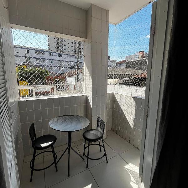 102 Studio -Térreo Ar Cond com Varanda - 5 hóspedes- garagem - WI FI e 200 metros da Praia, 50 metros da Av Gastronômica da PG