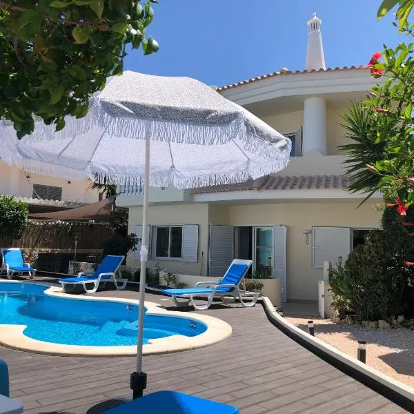 Vila Luisa Anabela Piscine et Jacuzzi – hotel w Albufeirze