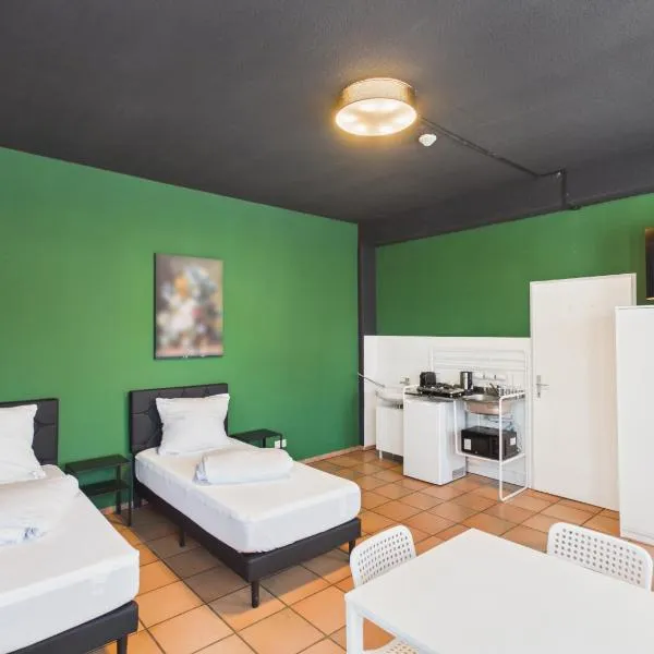 CROWN LIVING Babylon Studios Lustenau - Studios nahe Messe und Schweizer Grenze, WLAN, kostenloser Parkplatz, Self Check-in, ideal für Geschäftsreisende und Feriengäste โรงแรมในลุสเตอเนา