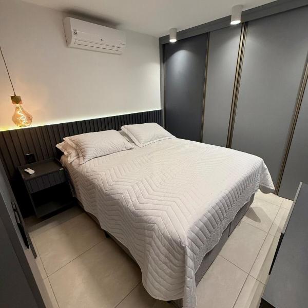 Flat moderno e confortável - excelente localização - Foto 2