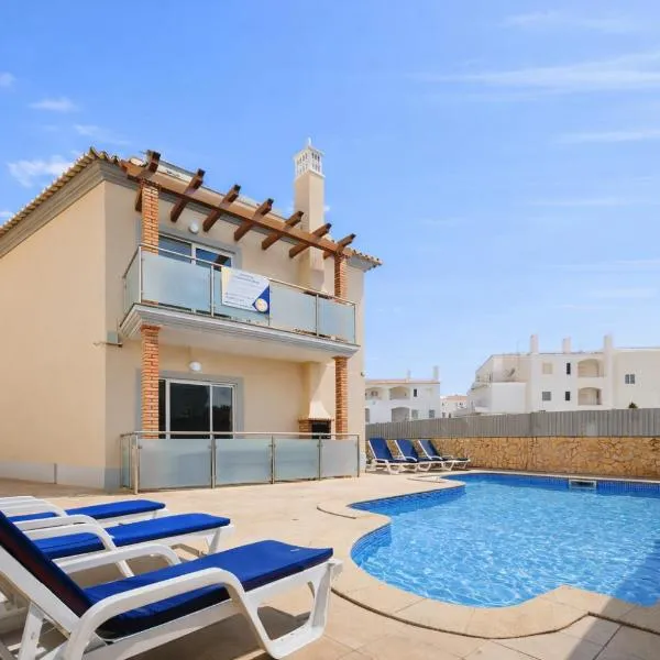Oura Oasis F - Shared Pool - 6 Guests - Albufeira, hotel en Albufeira