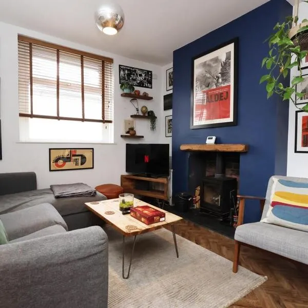 Walk to City and Bay Stylish 2BR House, hotel i Cardiff
