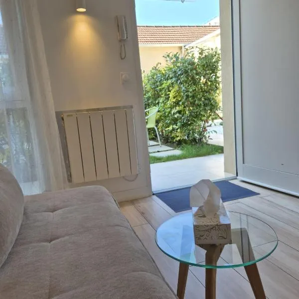 Maison chaleureuse jacuzzi, climatisation et parking payants, hotel din Bagneux