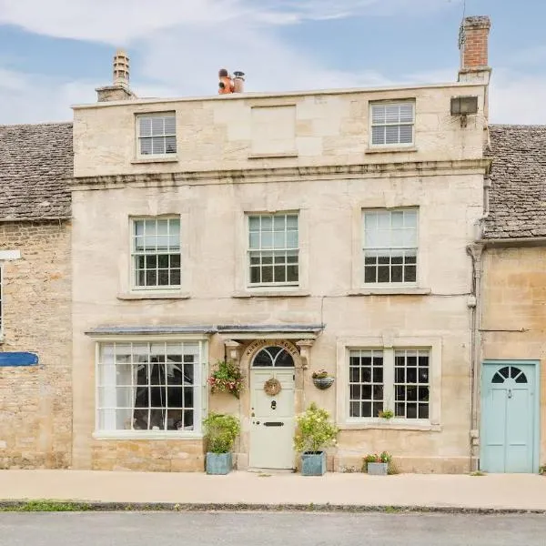 Luxury Townhouse in the Heart of Burford Sleeps 11, hotel a Burford