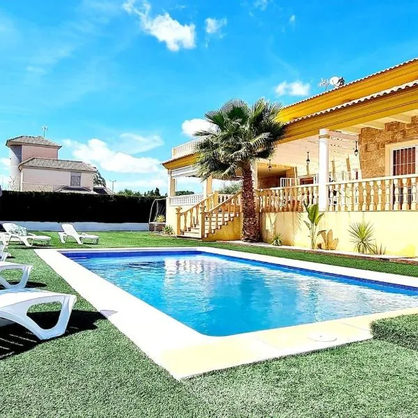 The Grand Pool Chalet and BBQ, hotel i San Vicente del Raspeig
