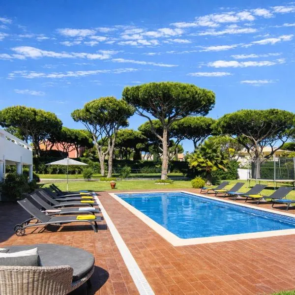 Fonte Santa - Private Pool - 14 Guests - Quarteira, hotel in Quarteira