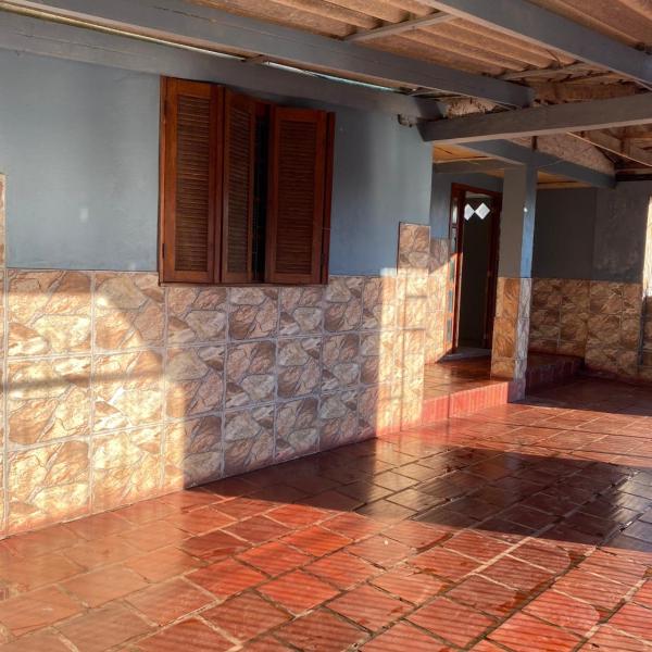 CASA COM 3 QUARTOS E 2 vagas