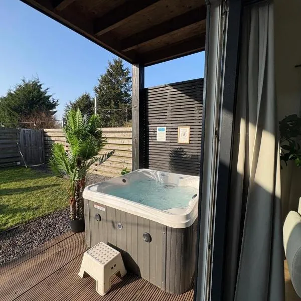 Family house with garden & jacuzzi & sauna near Amsterdam, hotel u gradu 'Vijfhuizen'