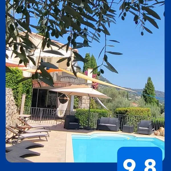 "La Colombe sous les Oliviers" Gîte jusqu'à 4 personnes - 75m2 - Sur Boooking - Rez de jardin Piscine Vue mer et lac, hotel en Spéracèdes