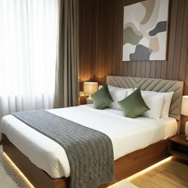 Grand sapphire 100 meters from Sub urban Bus stand Mysore, khách sạn ở Mysore
