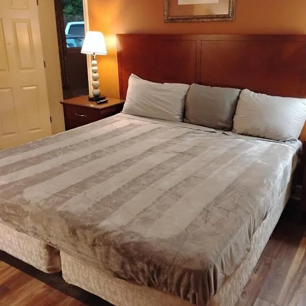 1 King Bedroom 1 Bath Apt with Full Kitchen 129, hotel em Baton Rouge