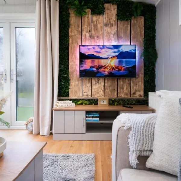 Silverdale Lodge, HotTub, Wi-FI, Quiet & Sleeps 4, khách sạn ở Warton