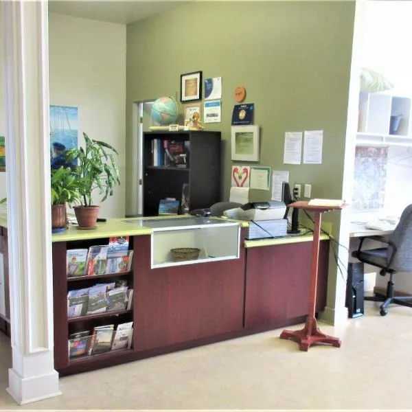 Auberge La Petite École de Forillon, hotell i Cap-aux-Os