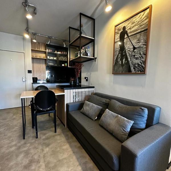 Lindo quarto e sala completo no coração da barra