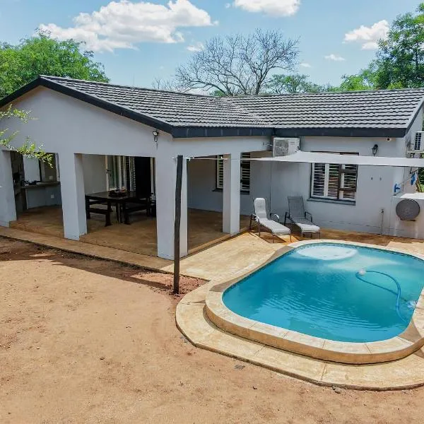 Marloth Park में, होटल Stripes & Sunsets Marloth Park - Self catering, Bush retreat With Pool & Wildlife views Near Kruger Park
