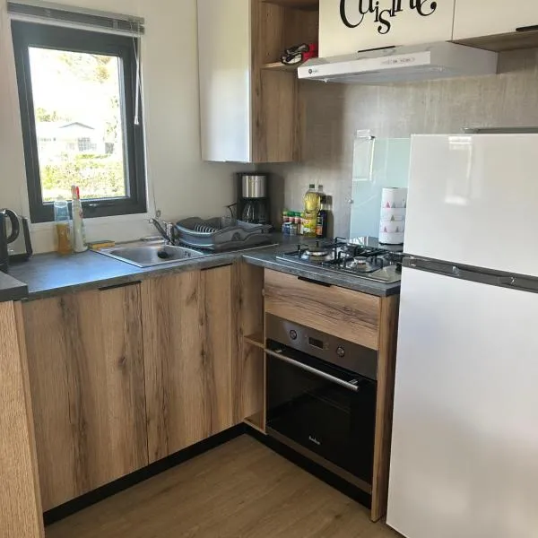 Mobilhome Les Mathes La Palmyre، فندق في لو ماثيز