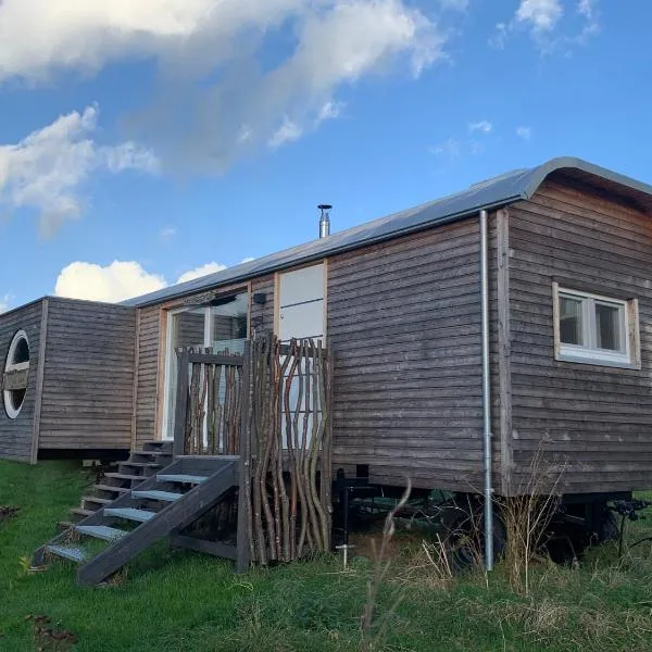 Hammah에 위치한 호텔 Zirkuswagen auf Rädern, Tinyhouse, Tinyhaus, auf grüner Wiese, ländlich, nahe Hamburg, Natur