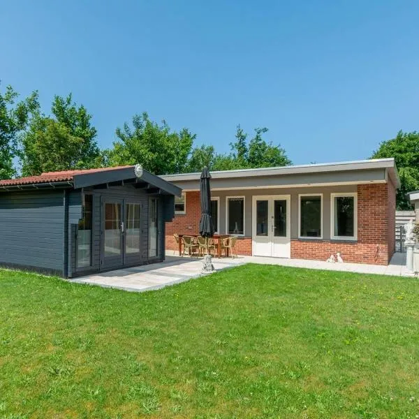 Bungalow near Dutch Coast with Private Garden, hotel in Callantsoog
