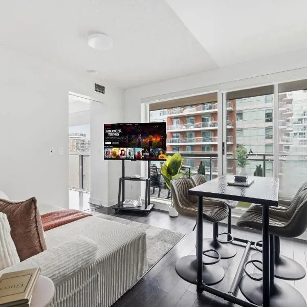 Modern 1BR in Liberty Village Walk Score 90, hotel di Toronto