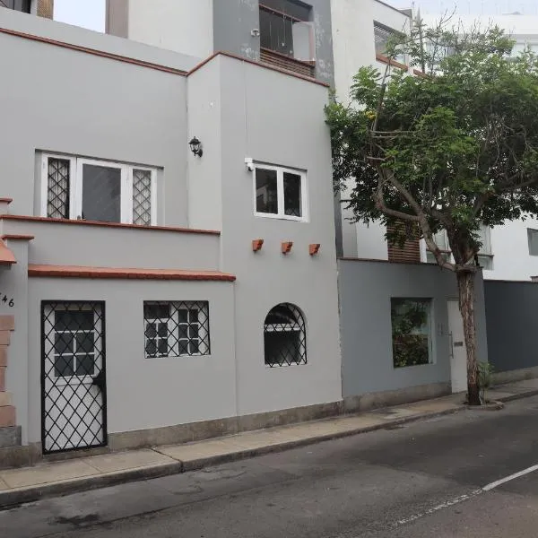 Casita de Miraflores calle Ocharan a 5 minutos de Larcomar, Hotel in Lima