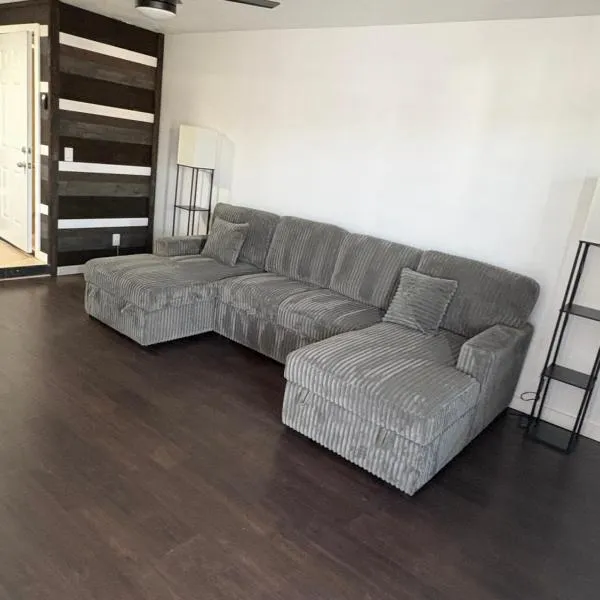 Private Oasis Condo with River views across from Laughlin，布爾海德市的飯店