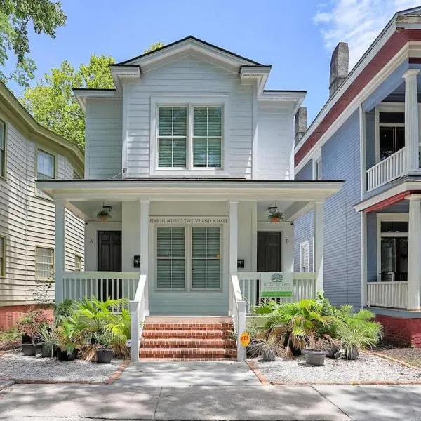 Fun & Renovated Artsy Downtown Apt Dog Friendly with Fully Fenced Backyard and Private Parking, hotel a Savannah