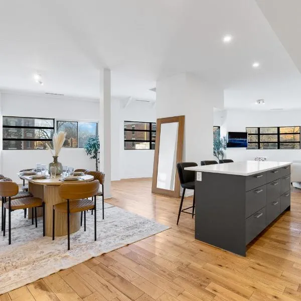 Modern & Spacious 2 bedrooms in Montreal, hotel u Montreal