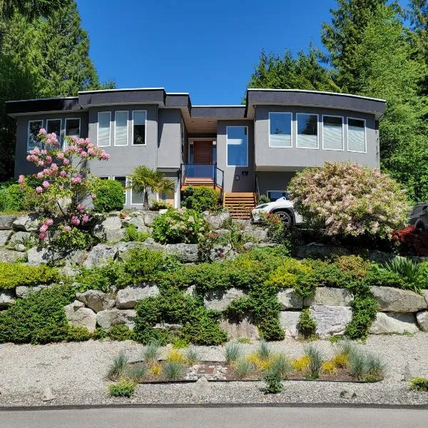 Modern Coastal 2BR Retreat with Private Hot Tub in Vancouver BC、ウエスト・バンクーバーのホテル