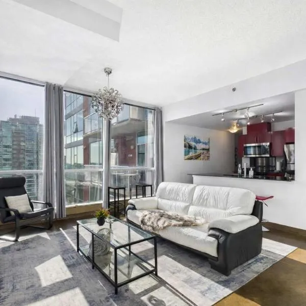 Modern Beltline Escape Sky-High Views DT Views, Hotel in Calgary