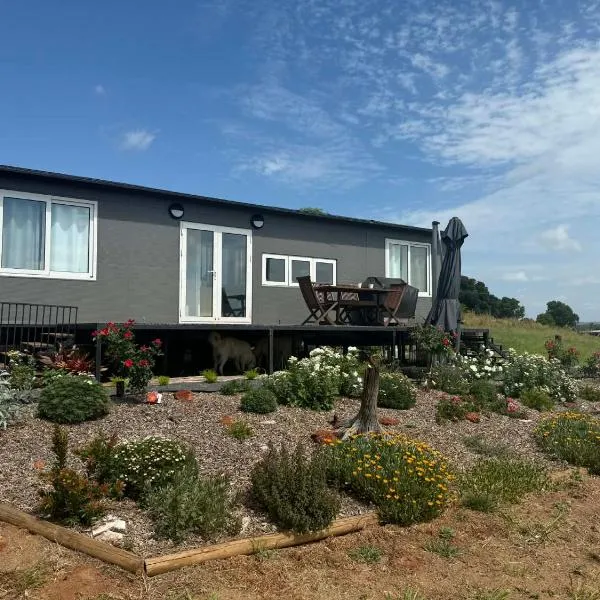 Country Charm Cabins 2 Bedroom Tiny Home, hotel u gradu 'Coolabunia'