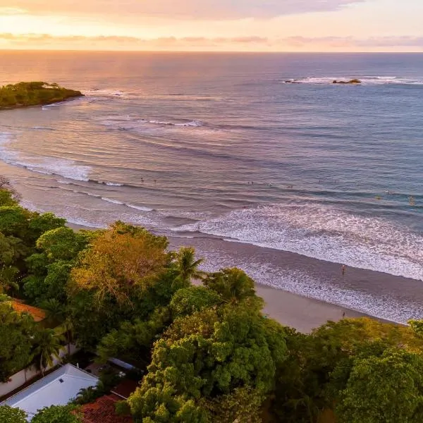 The Coast Beachfront Hotel, hotel din Tamarindo