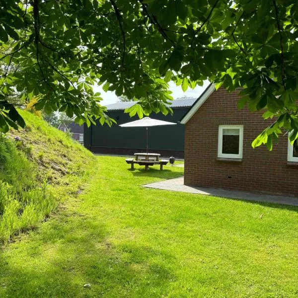 Knus huisje met palletkachel, hotel i Tiendeveen