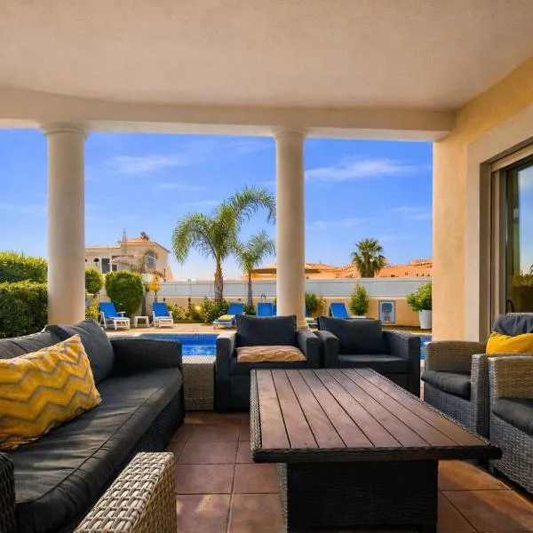 Sunshine - Private Pool - 8 Guests - Albufeira, hotel en Albufeira