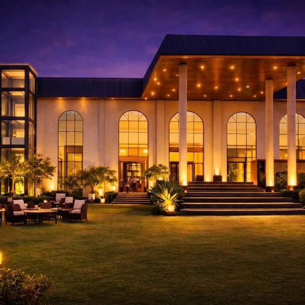 The Heaven Wood Farms - A Luxury Resort with Pool & Premium Rooms, Hotel in Manāni