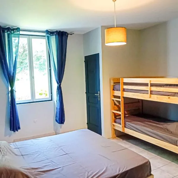 gîte à partager chambre pour 1 à 4 personnes, hôtel à Cruis