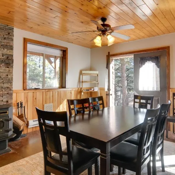 Alton Natl Park Adventure Base with Shared Hot Tub: Alton şehrinde bir otel